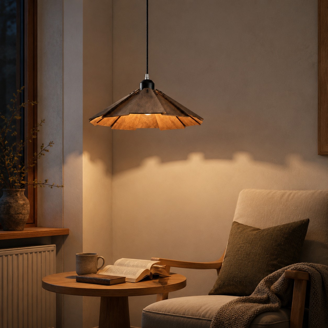 Hanglamp met houten latten in een rustige leeshoek in de woonkamer.