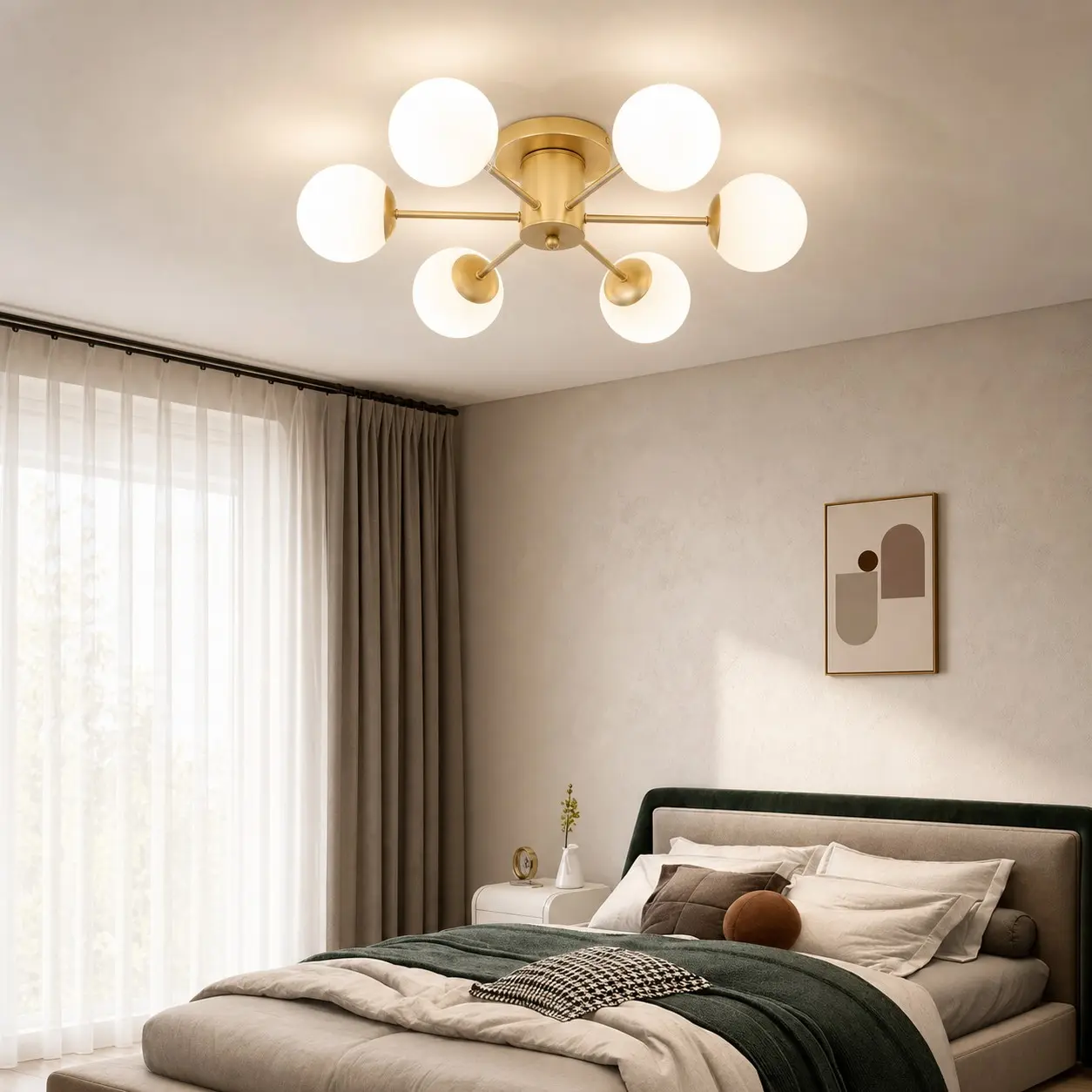 Deckenleuchte aus goldfarbenem Eisen und Glas in einem ruhigen, modernen Schlafzimmer