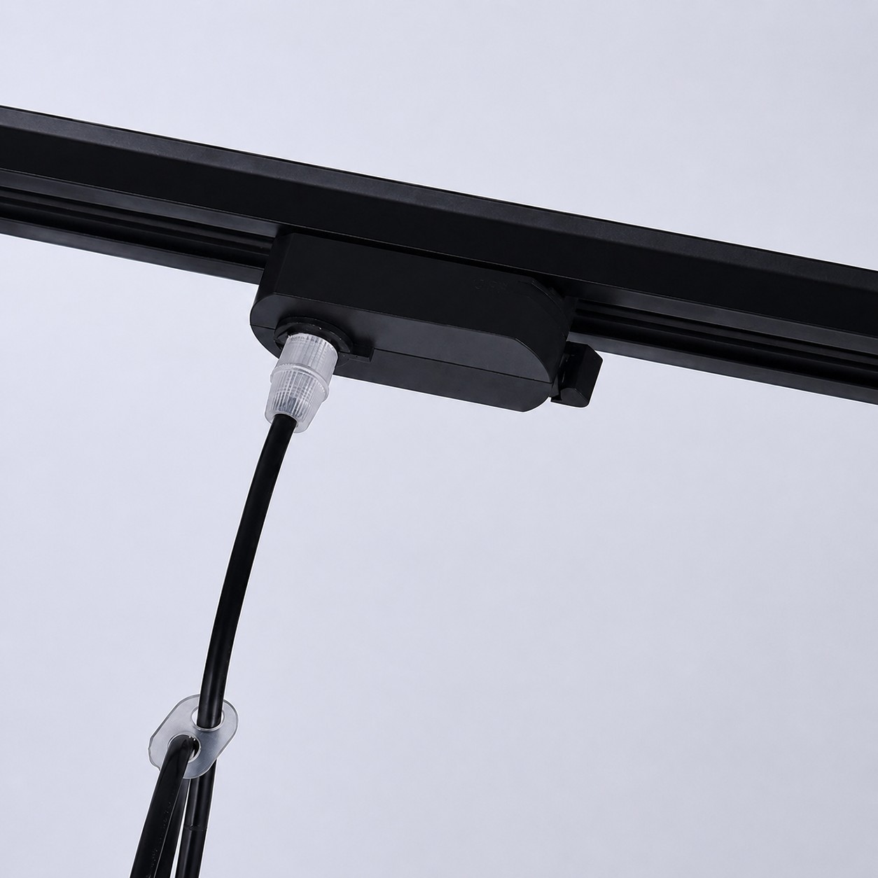 Detailweergave van een zwarte railadapter en kabelaansluiting.