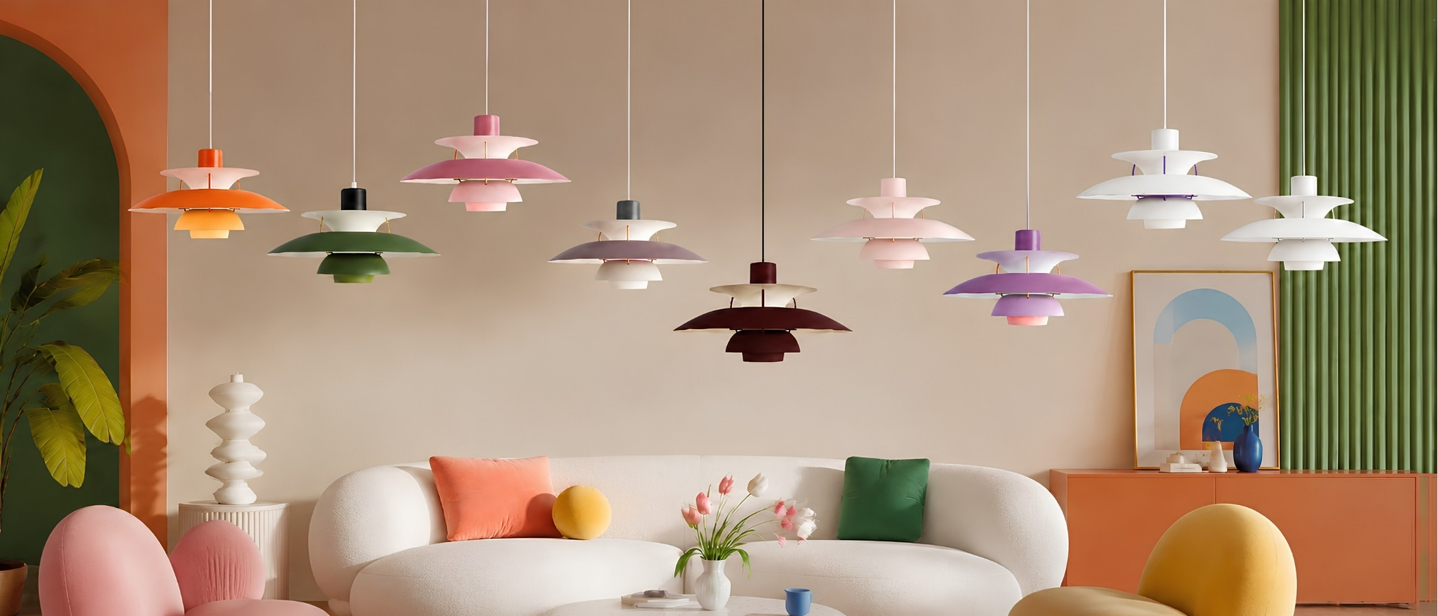 Concepto de diseño — lámparas colgantes en capas en un salón colorido