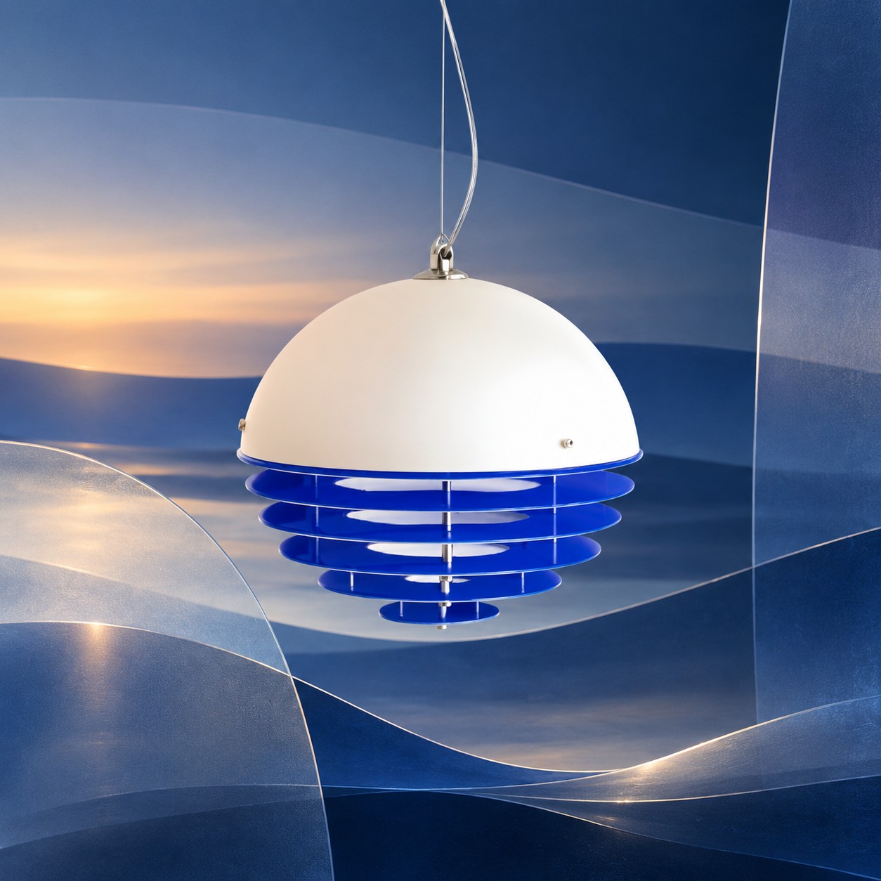 Pingente Afterglow Klein Blue contra um fundo azul crepuscular.