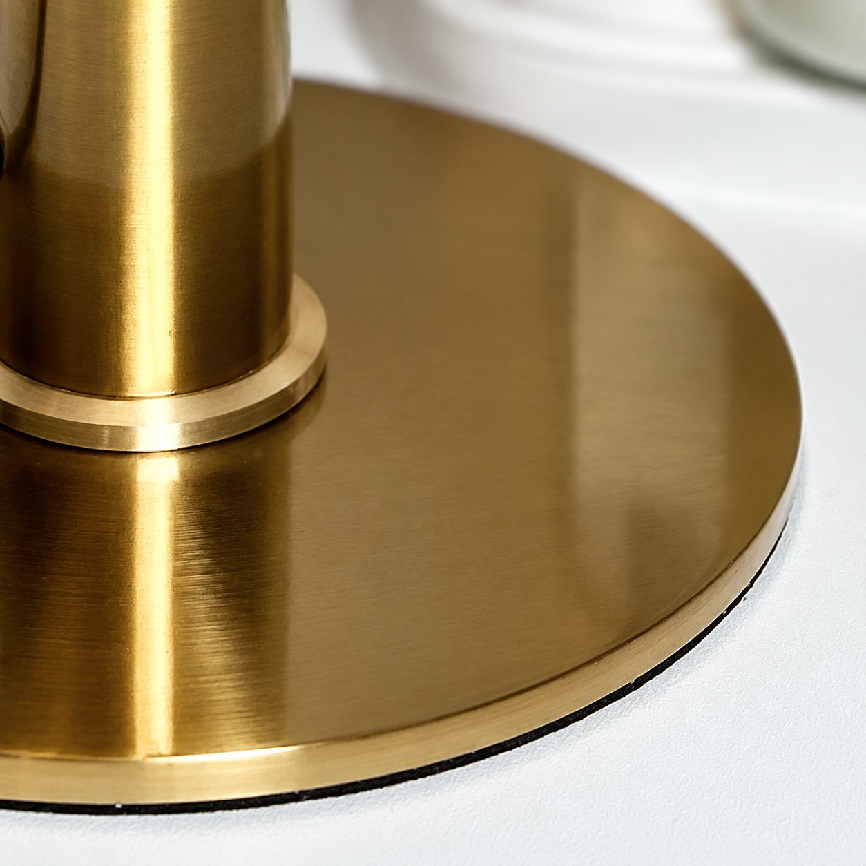 Lampada da tavolo danese con base e stelo in metallo spazzolato.