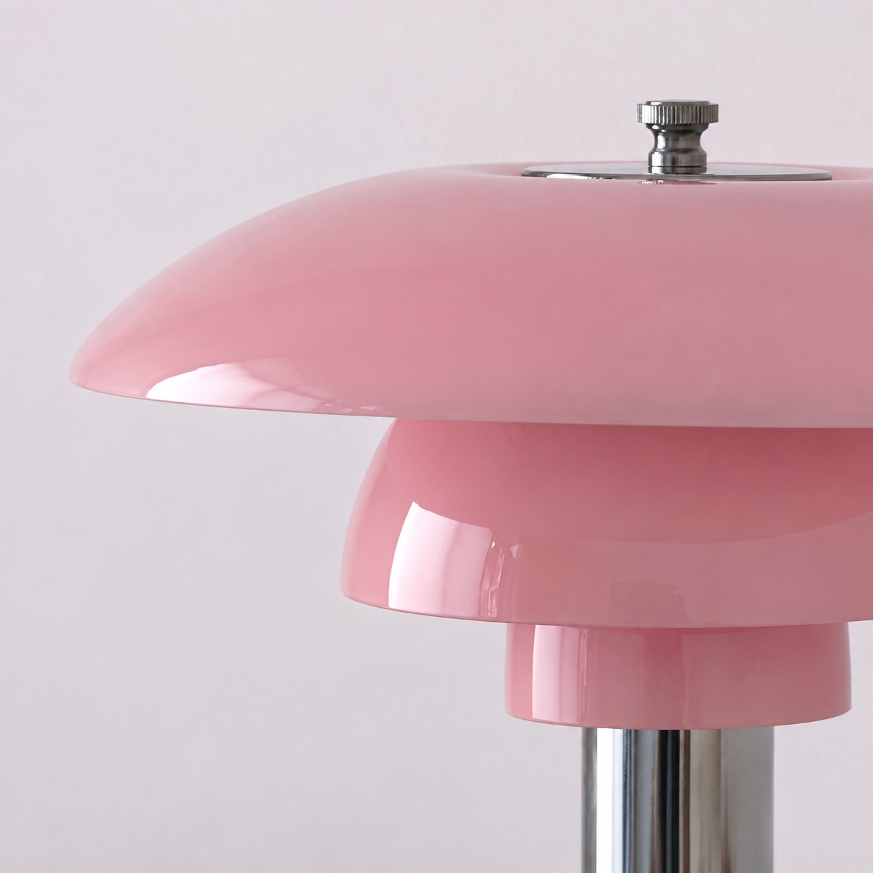 Lampada da tavolo di design danese con paralume in vetro stratificato.