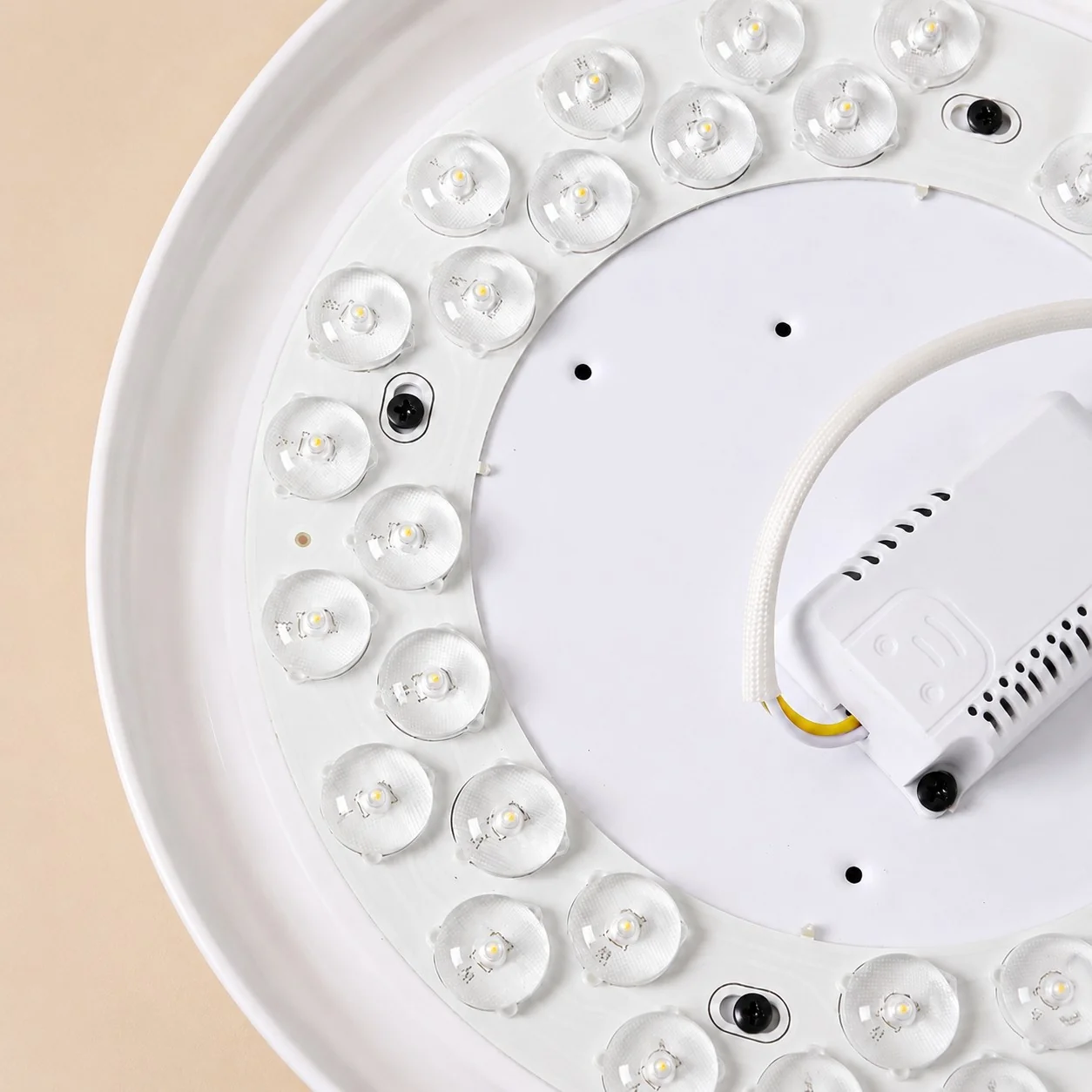 Anillo LED y controlador integrados en la lámpara de techo de travertino