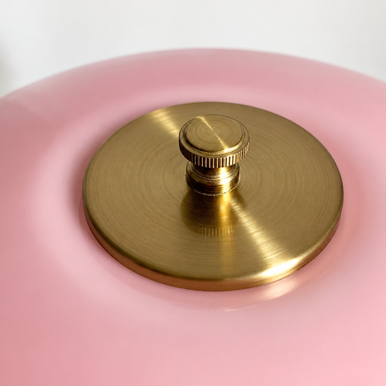 Dettaglio del pomello in metallo spazzolato per lampada da tavolo danese.