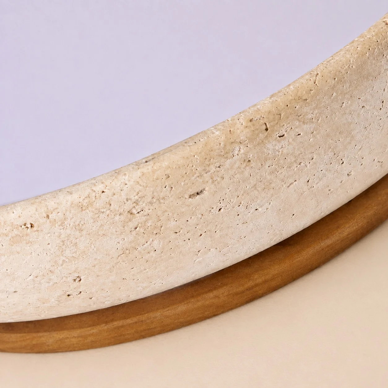 Detalle de travertino y borde de madera en la lámpara de techo empotrada
