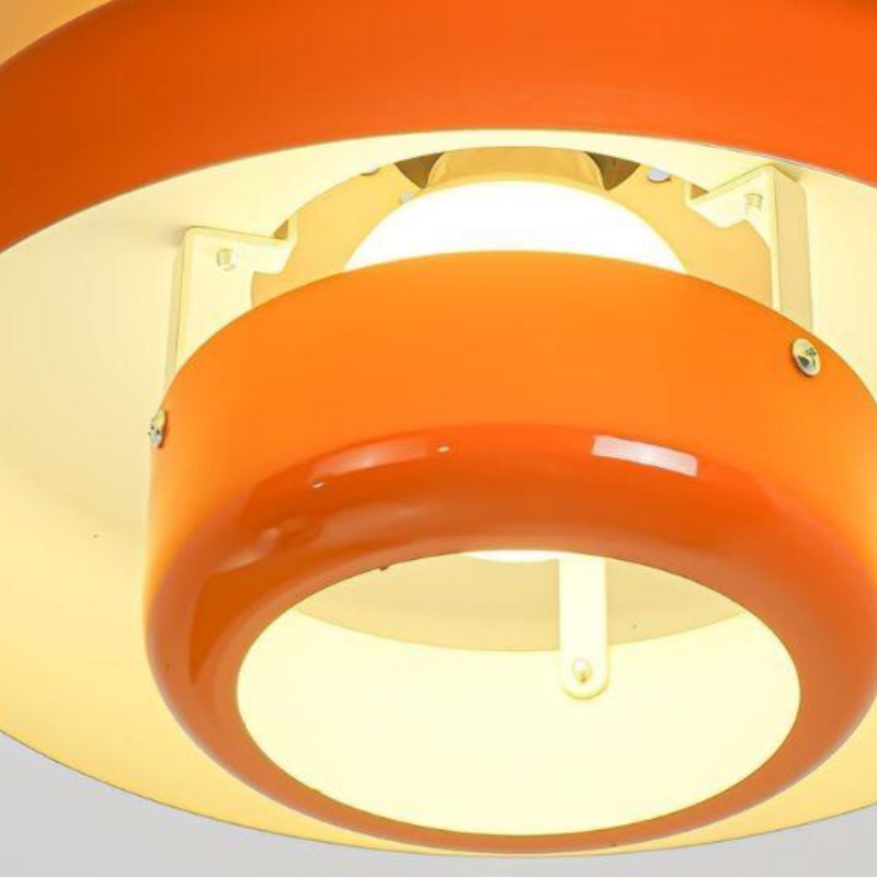 Lampadario a tre livelli in stile Bauhaus con struttura ad anelli sovrapposti.